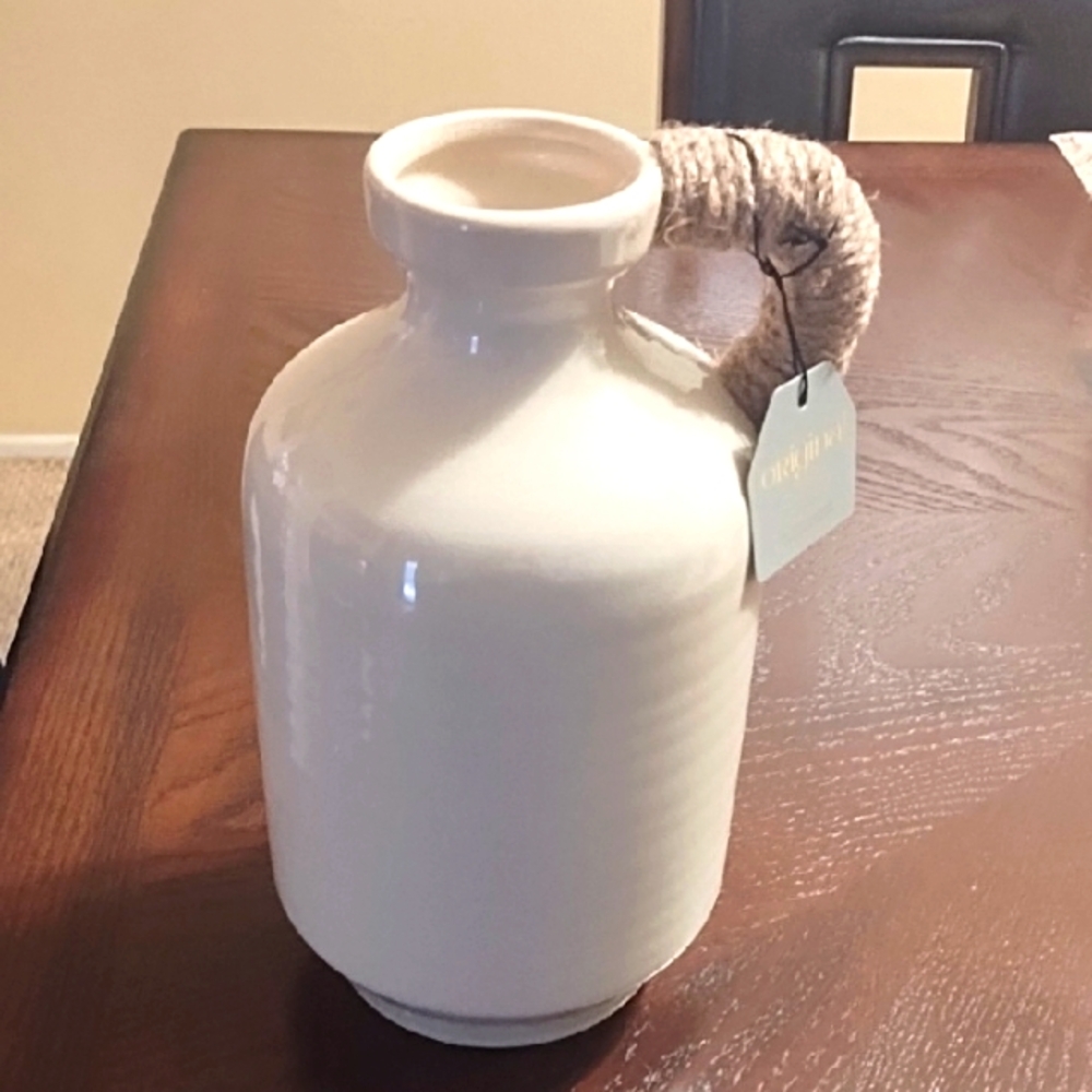 ORIGINAL HOME DECOR CERAMIC VASE. NEW.
